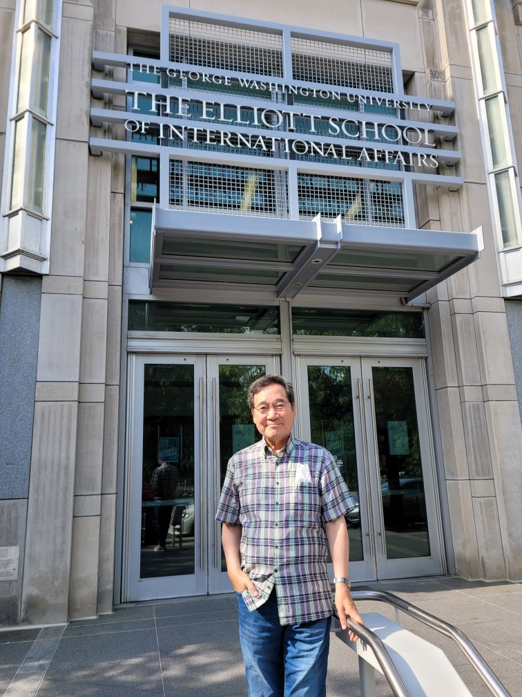 nylee21's tweet image. &amp;lt;길찾기&amp;gt;

제가 다닐 조지워싱턴 대학 엘리어트 국제관계 학교. 이 건물 안에 한국연구소도 있습니다. 제가 이용할 패러거트 웨스트 지하철역. 학교에 다니려면 이 지하철 12개 역을 달려야 합니다.워싱턴DC 길찾기로 반나절을 보냈습니다. 계획도시여서 주소만 알면 길찾기는 쉽습니다.