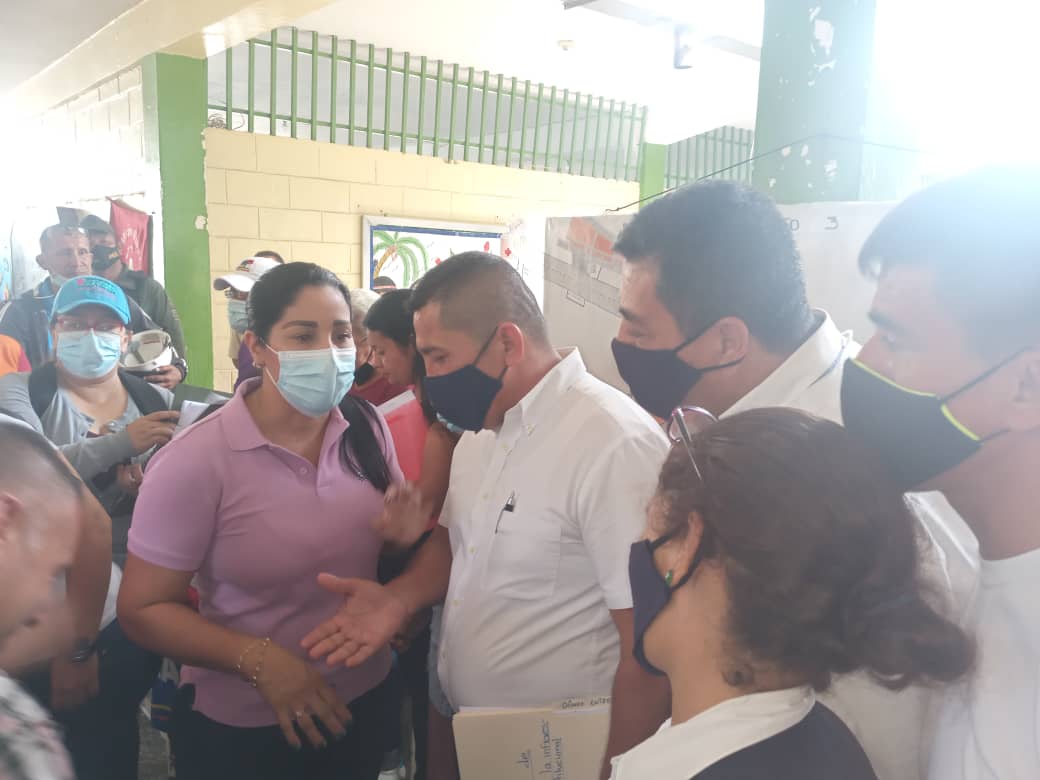 EbMonsenor's tweet photo. #Fotos Gran abordaje social medico asistencial en nuestra institución visita de la Alcaldesa de Valera @angiequintaPSUV beneficiando más de 1600 personas. Gracias a nuestro Gobernador Mayor Gerardo Marquez @MPPEDUCACION @MariiaPalomares @Gerardo4fPsuv @ZonaEduTrujillo @zaacrojo https://t.co/VFgGP6YbAH