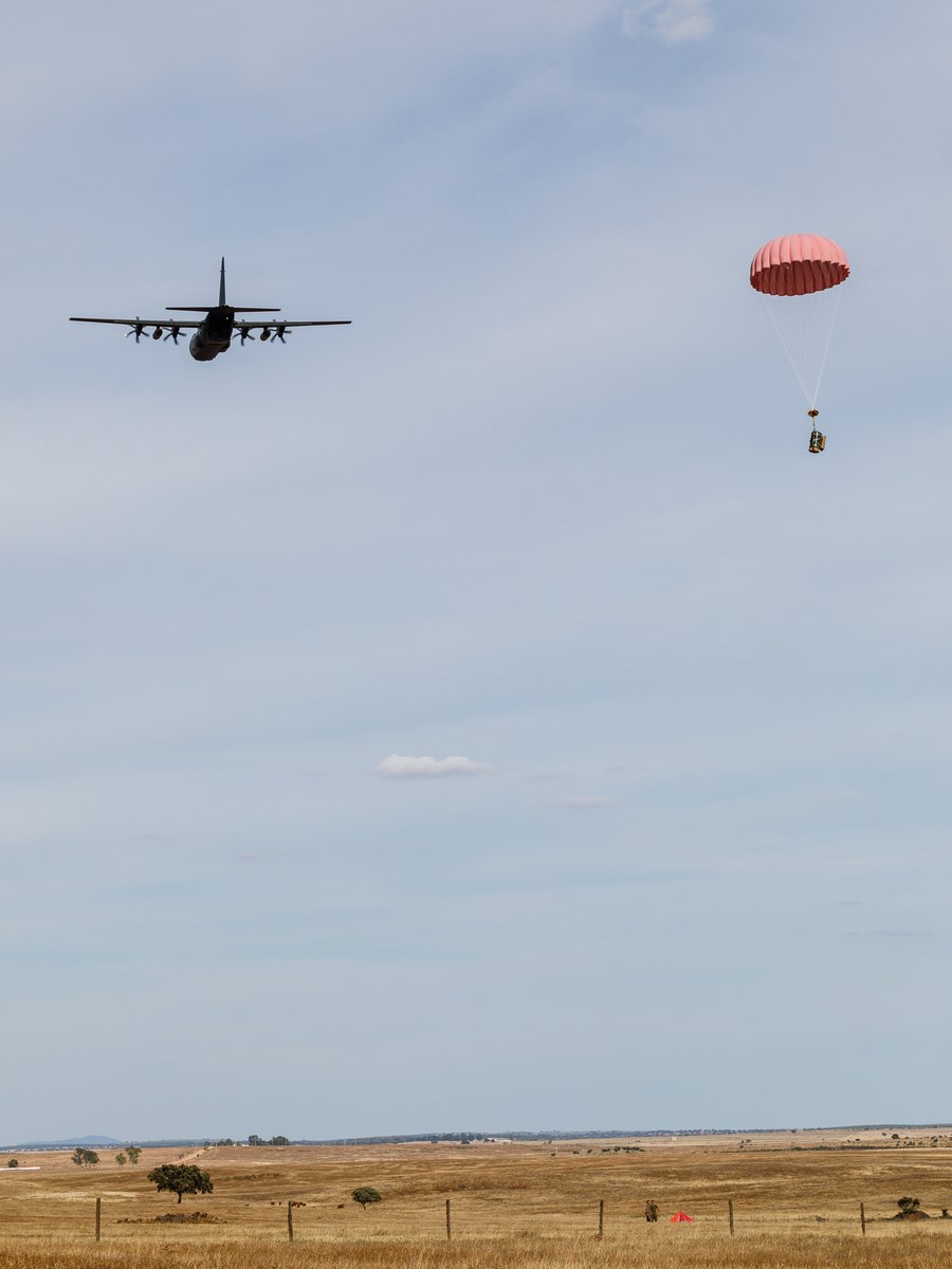 fap_pt's tweet photo. A Major Rosa Linda Luchesi, da Força Aérea Italiana explicou a importância deste do ETAP-T na execução de missões como os JPADS (Joint Precision Airdrop System).

Veja a notícia completa em:https://t.co/xZr2ErG8Ij

@etac_

#ForçaAérea #ETAPT22 #ETAPT22PORTUGAL https://t.co/Uus0s2wWVe
