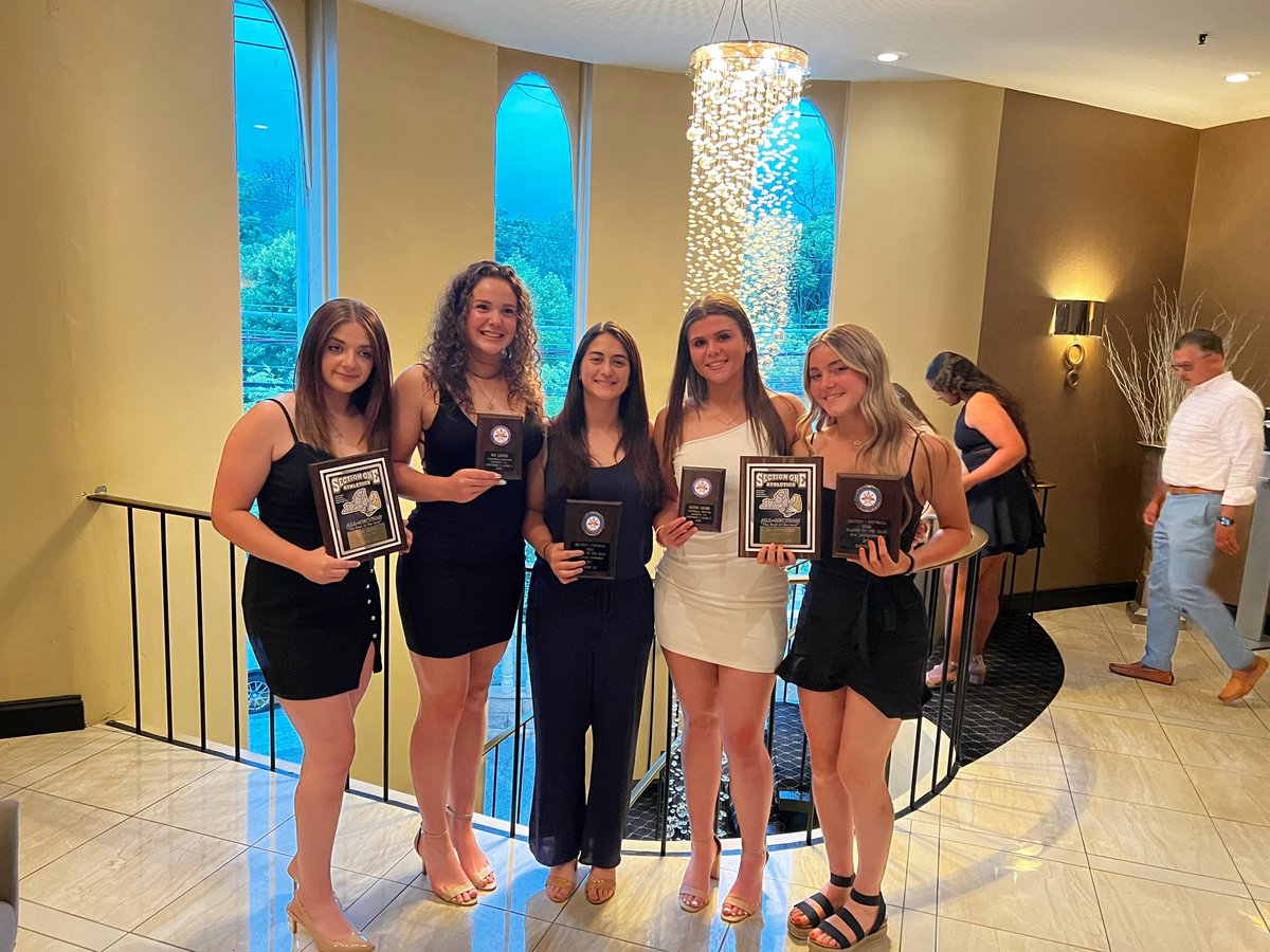 All Section dinner last night! Congrats to <a href="/avlichtenberger/">ava lichtenberger</a> <a href="/GiannaLafaro/">Gianna Lafaro 2024</a> <a href="/LanterMia/">Mia Lanter</a> and <a href="/gabbymarino04/">gabby marino</a> !!