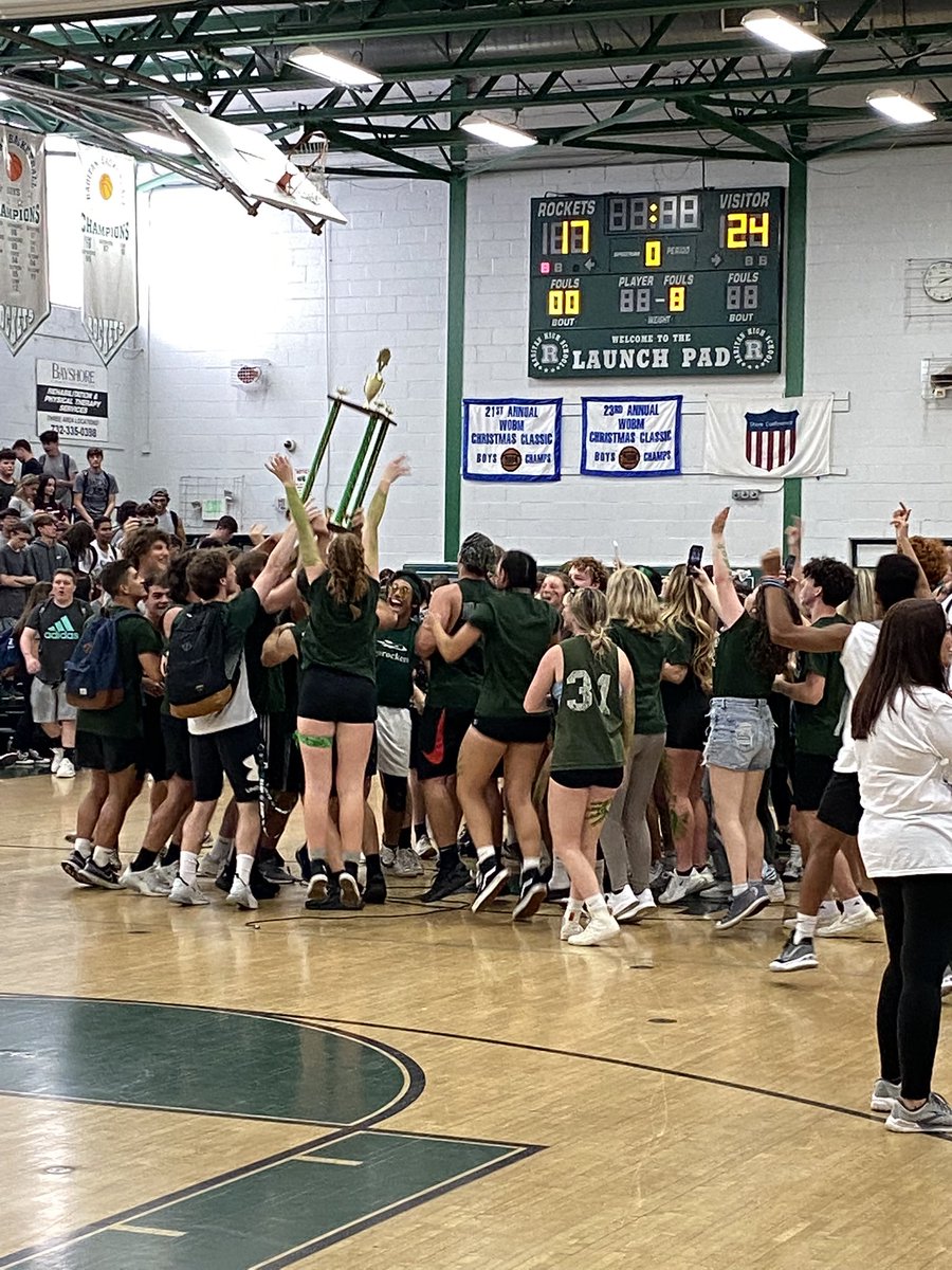 AshleyWaake's tweet photo. Congratulations to the SENIORS! https://t.co/pPPVOJC8Rx