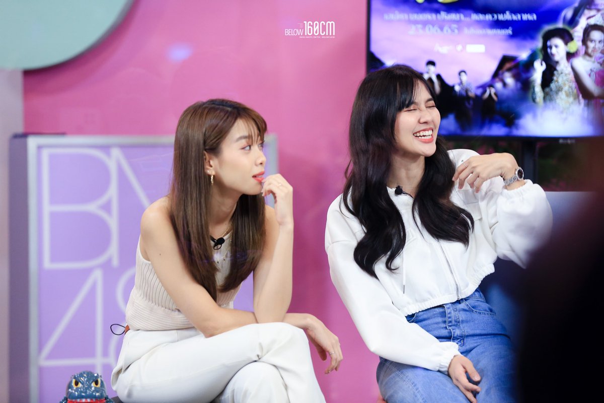 below160cm's tweet photo. เจ้าเซื่อเรื่องน้ำหนึ่งแก้วบ่ 🫶🏻#KaewBNK48 #NamneungBNK48 https://t.co/Tgm5nXc3pe