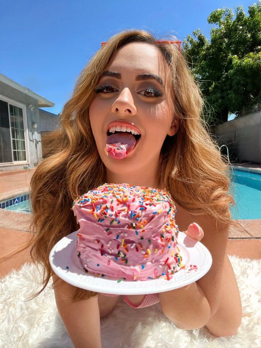 Veronica Rose - 3 pic. Late Birthday post 💗🎂🎉 Don’t lose me again 💕 Follow my new accounts & spend my bday month with me on OF 🎉 https://t.co/GRFbbmX0vN