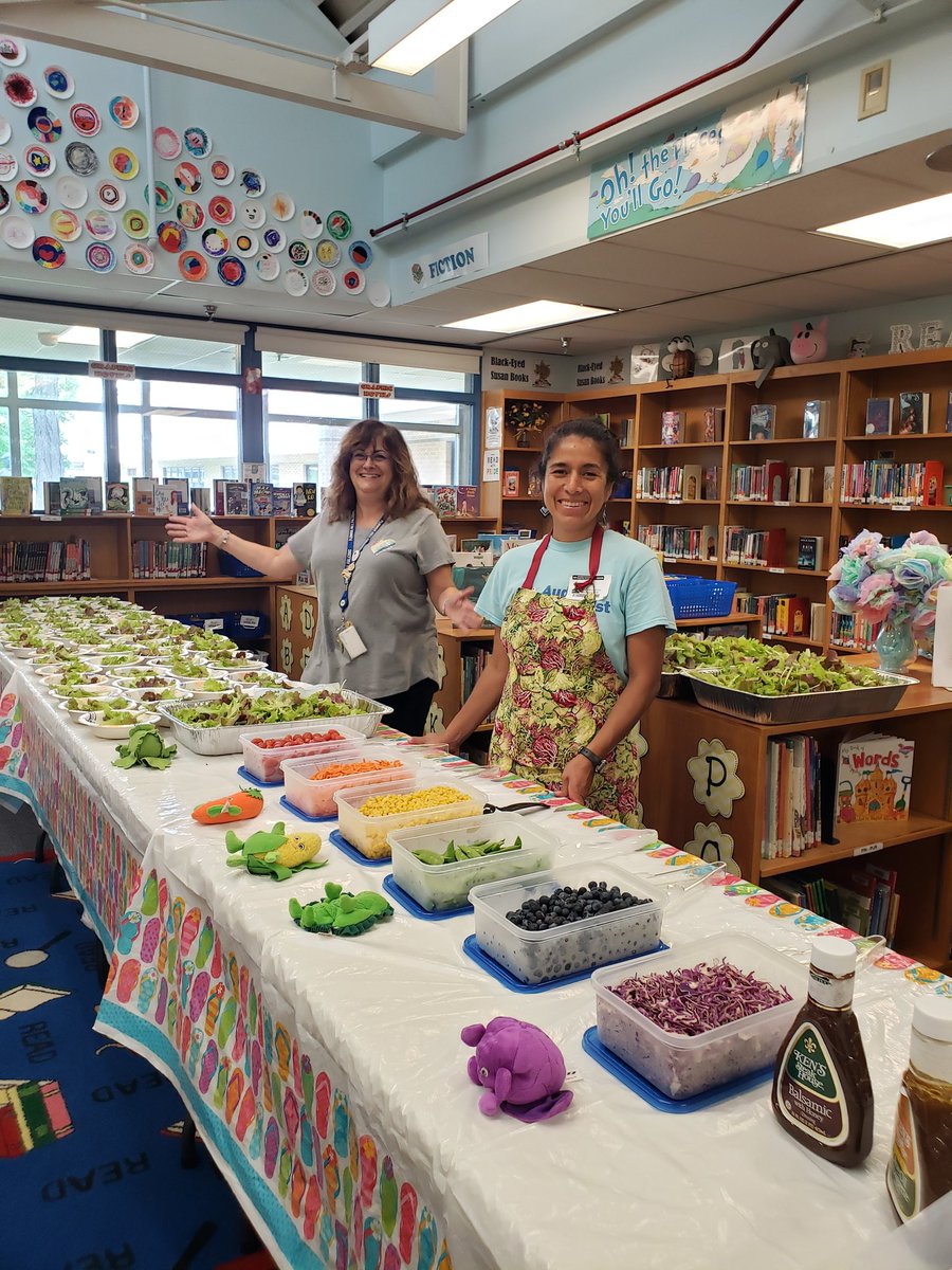 Cre8tiveLib's tweet photo. Thank you @ANSgina @ANSGreenKids for helping our @es_flower 2nd graders grow beautiful &amp; tasty lettuce.  We 💓 our #SaladScience party today! https://t.co/CtzOQnQPXI