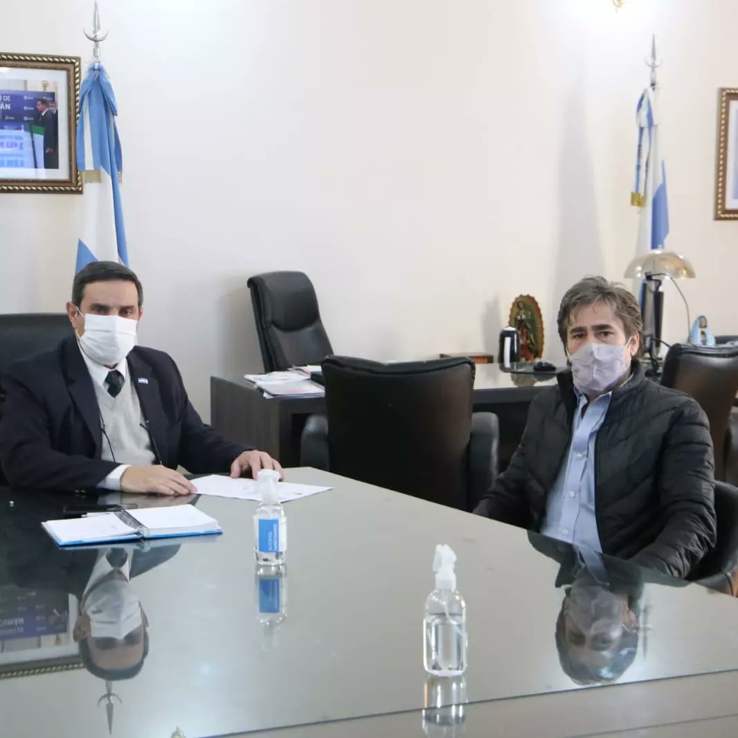 pauloternavasio's tweet photo. Agradezco al Ministro @LuisMedinaRuiz4 por recibirme en su despacho para analizar la implementación en la salud pública de los láser de altas tecnologías (eximer láser) para operaciones oftalmológicas.
Con esta iniciativa podemos ayudar a solucionar problemas relacionados a la https://t.co/81qYNOtrvx