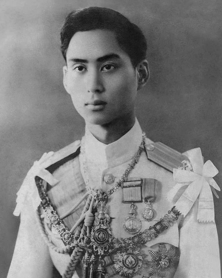 vnomenon's tweet photo. "…ต้องการให้มหาวิทยาลัยแพทยศาสตร์ผลิตแพทย์เพิ่มมากขึ้น ให้เพียงพอที่จะช่วยเหลือประชาชน…”  

พระราชปรารภของรัชกาลที่ ๘ ทำให้ไทยมีโรงเรียนการแพทย์เพิ่มขึ้นอีกหนึ่งแห่ง ซึ่งกลายมาเป็นคณะแพทยศาสตร์ จุฬาลงกรณ์มหาวิทยาลัย และ โรงพยาบาลจุฬาลงกรณ์ในปัจจุบัน

๙ มิถุนายน #วันอานันทมหิดล https://t.co/SnVULRHm8O