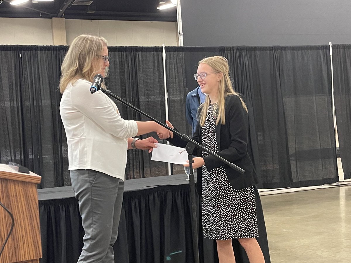 Laurie Twitchell presented the Junior Stockholm Water prize to this year’s winner.