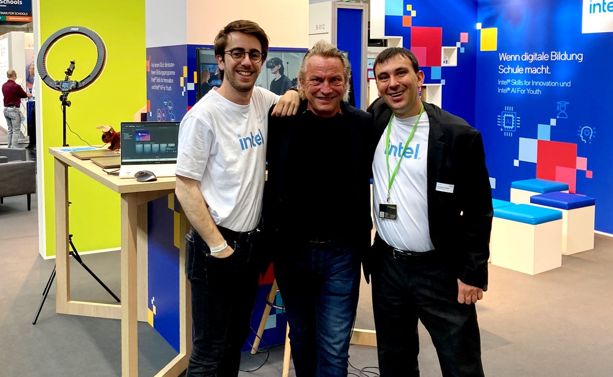 bazi1107's tweet photo. @imsimity
Unsere #greenshoesteam guys in Aktion auf der #didacta2022 💚

@MartinZ15966415
#cyberrocks 💚 
 @didactaDIGITAL
#VR4schools #intelsfi
@educampus @Intel_DE https://t.co/XUdDdfy8Ff