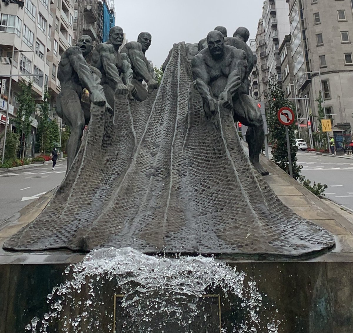 sersol_zeus's tweet photo. A les actuacions a urgències cal un líder però es necessita tot un equip per garantir la qualitat de l’assistència.

Hoy todo lo que veo en #Vigo me recuerda a urgencias.

#semes2022 @SEMES_ https://t.co/5N7EfoMhvy