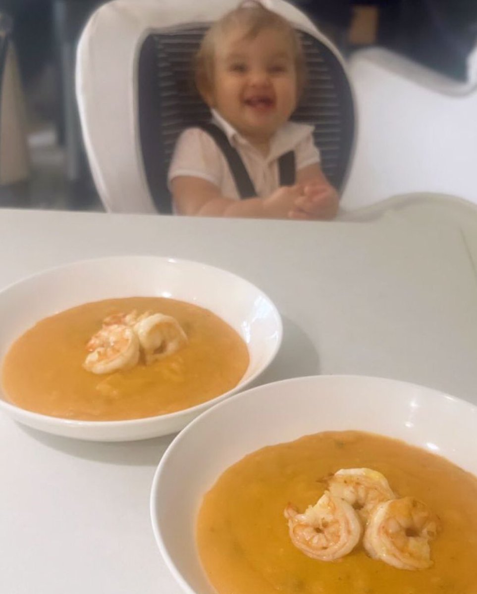 2 Cuban Girls tweet media