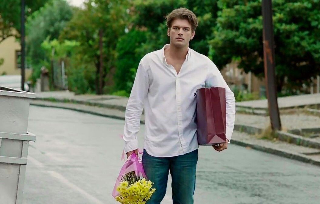 Ay resmen aynısı gibi bir çiçeği eksik ldnsjdksj 

I'm sorry for that but so similar

#KDrama #ParkSeoJoon #PSJ #KıvançTatlıtuğ