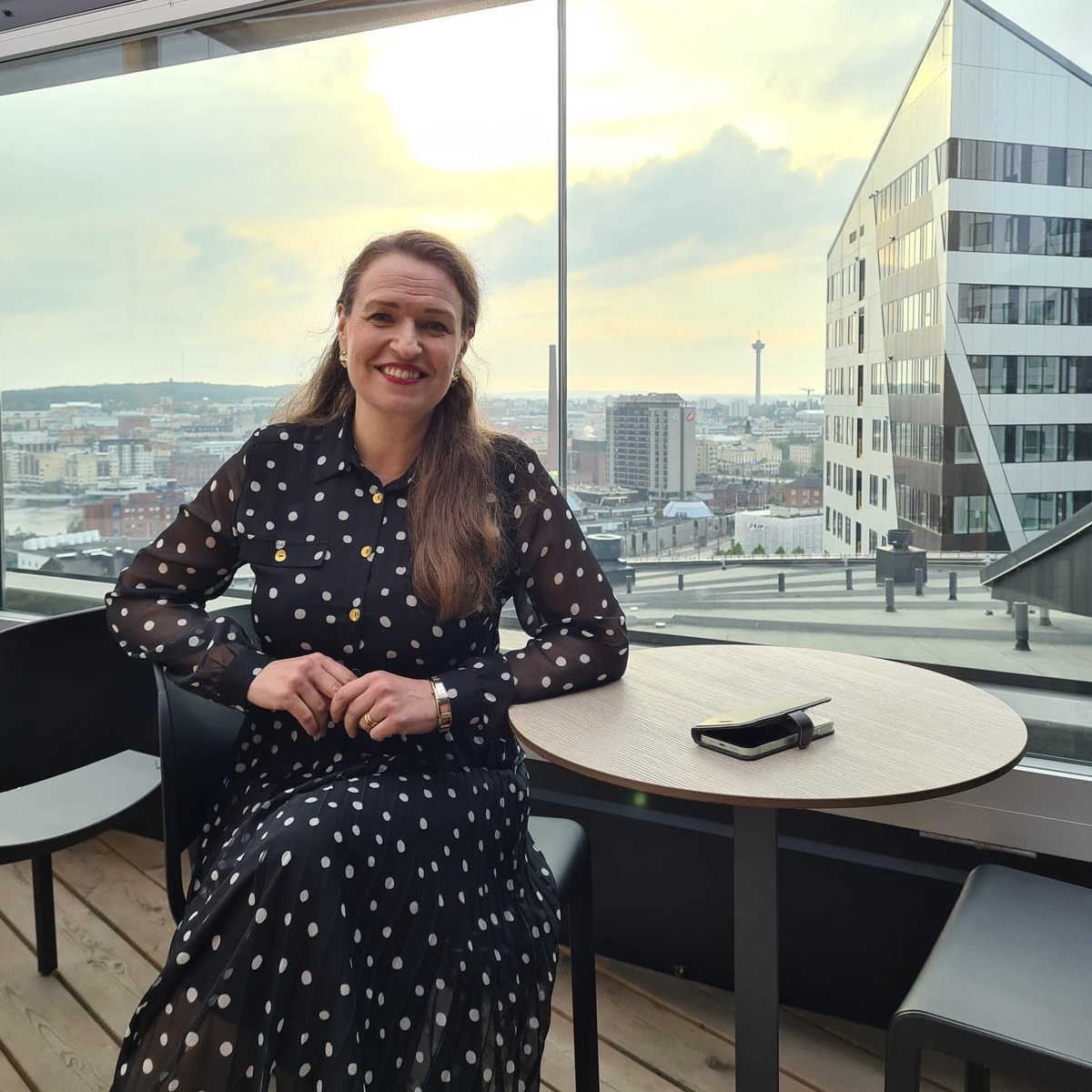 Päivän päätteeksi naisjohtajien tapaaminen kauniissa maisemissa #Tampere’en kattojen yllä. Tekeepä hyvää kuulla erilaisten organisaatioiden kuulumisia näiltä erikoisilta ajoilta ja katsella yhdessä ympärille. Kesäillan valoa!