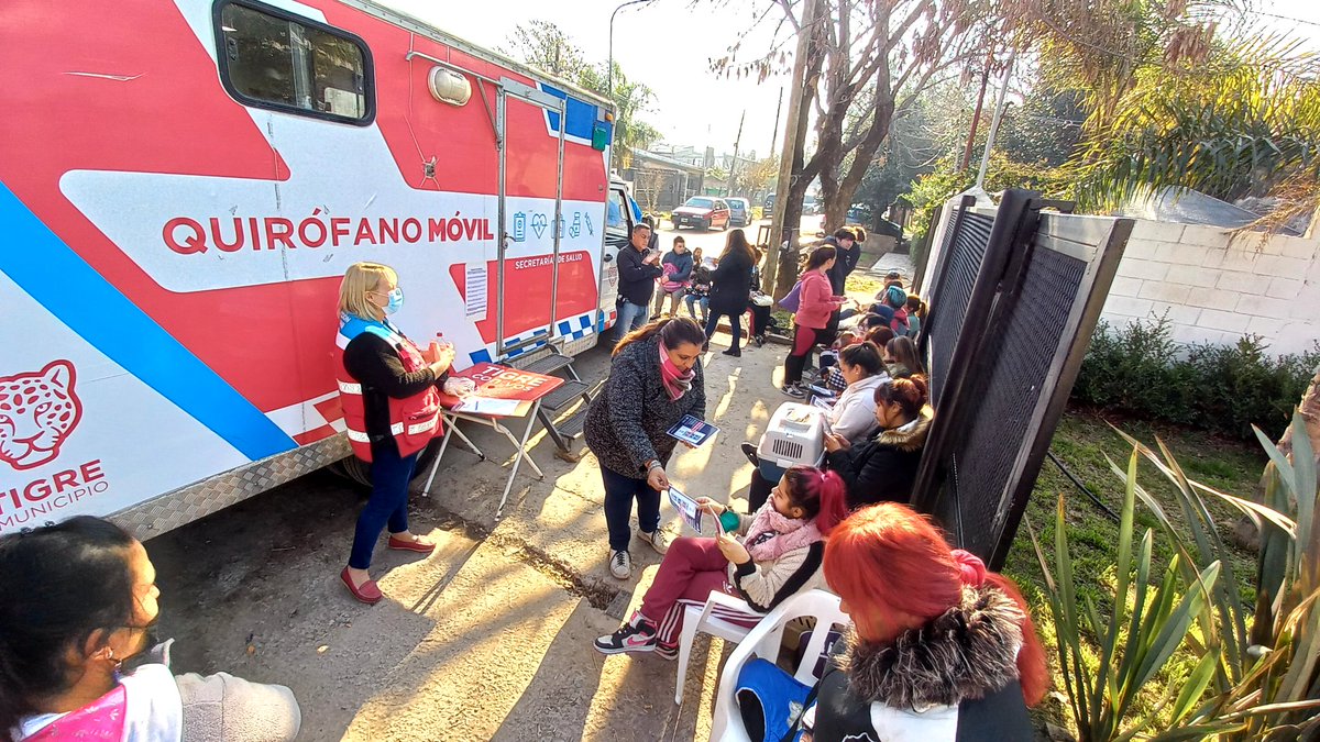 CMtorcuato's tweet photo. Hoy llevamos adelante un operativo en conjunto con el departamento de Zoonosis y el COT Tigre,  para la instalación del botón de Alerta Tigre. 

@zoonosistigre
@CotAsistencia 
@Torcuato_Este https://t.co/lwQEIMaXO4