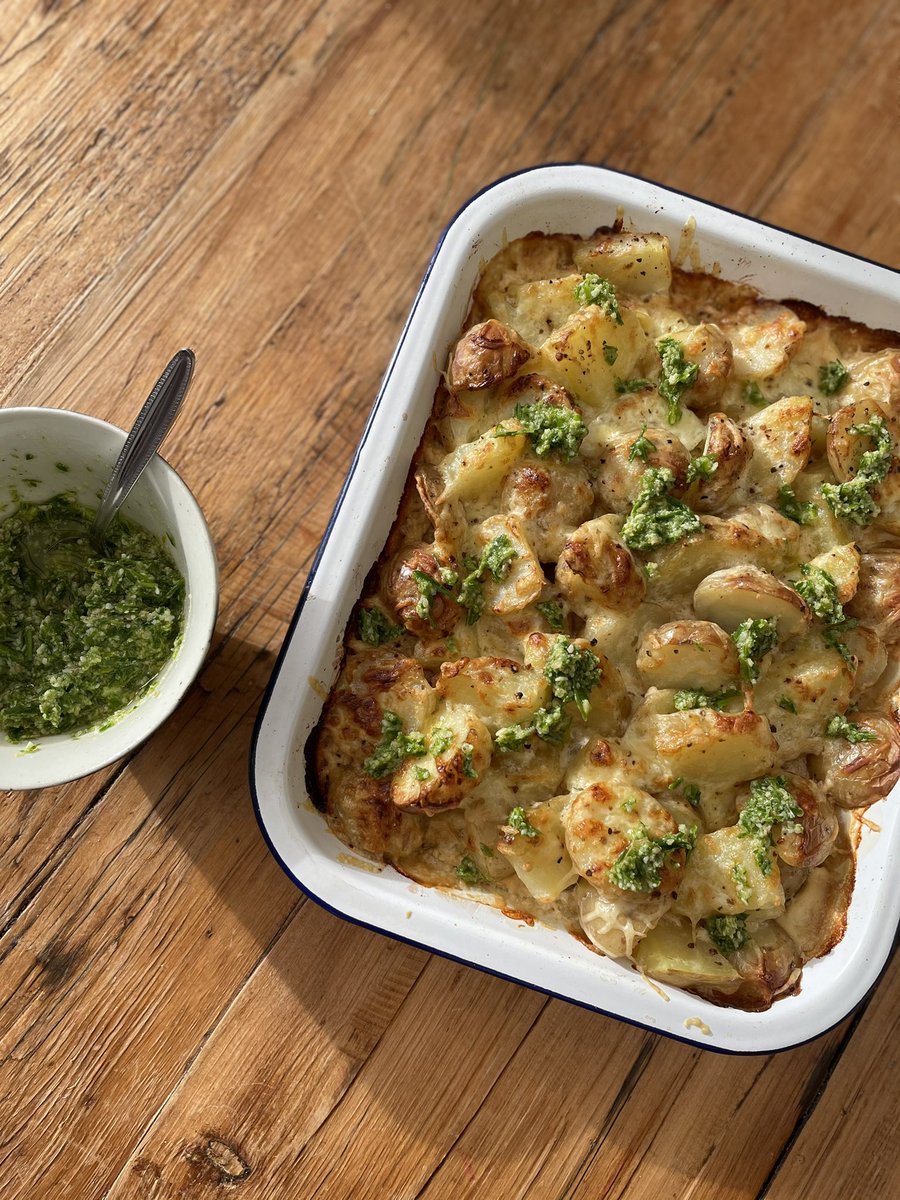 𝙂𝙖𝙧𝙙𝙚𝙣 𝙩𝙤 𝙋𝙡𝙖𝙩𝙚 🧄

Mr Shaw extends his thanks to everyone @ #AllotmentClub for the incredible garlic harvested this week. They inspired a Leek + Bacon Gratin topped w Garlic + Sesame Pesto! Everyone is excited for what veg is next...🥔🌽🥕Well done team 🙌#maesteg22