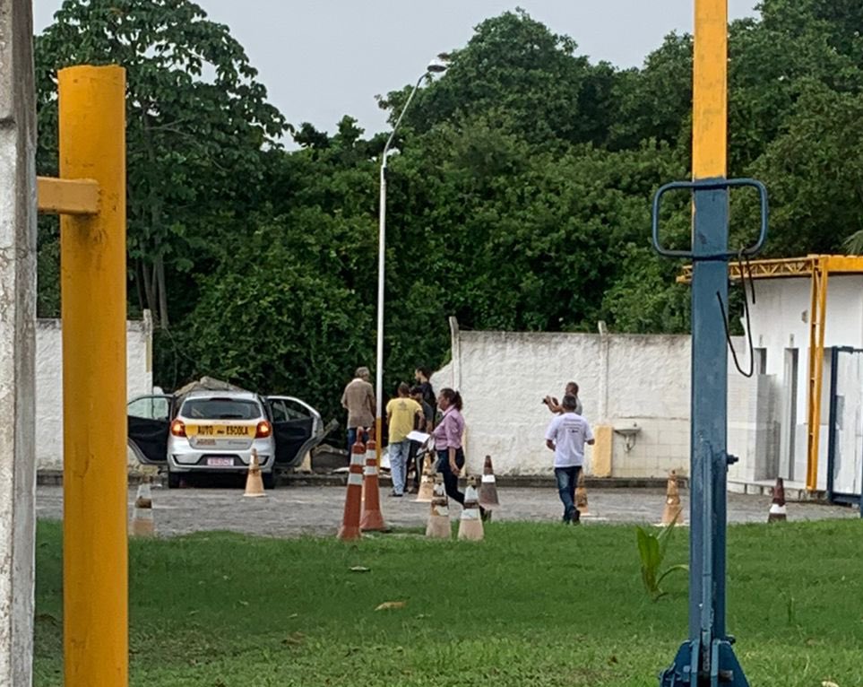 a mulher derrubou o muro do detran na hora na prova prática