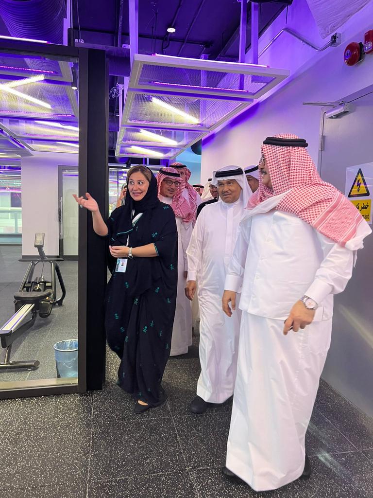 فنان العرب #محمد_عبده يزور جامعة الأعمال والتكنولوجيا  ويبدي دهشته بالمستوى الرفيع للجامعة،  ويعتبرها الأولى في مجال الأعمال والتكنولوجيا والرائدة في تطوير الاعلان في المملكة العربية السعودية من خلال كلية الاعلان.

.<a href="/Mohammed_Abdu/">محمد عبده</a>