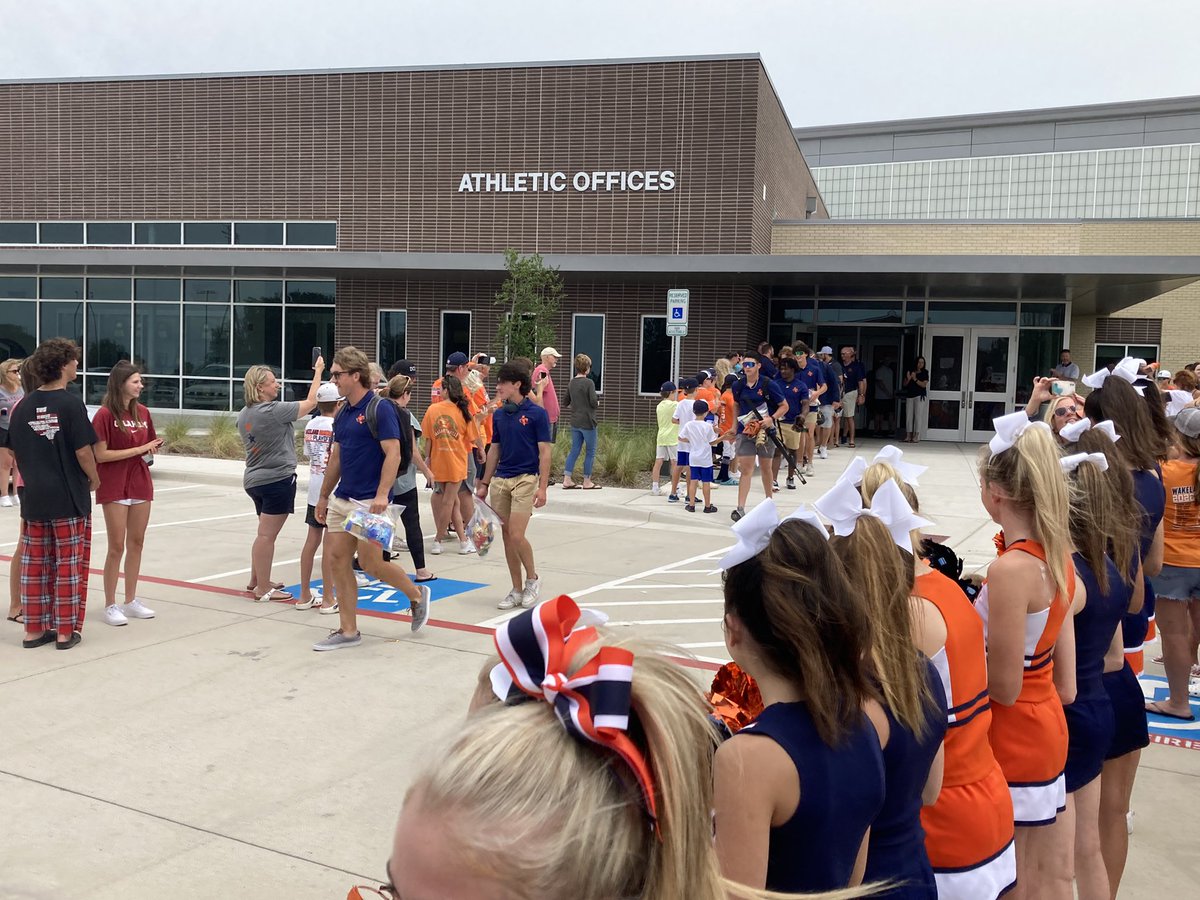 Friscoisdsports's tweet image. A spirited sendoff for the @WakelandHS baseball team as the Wolverines head to the #UILState tournament in Round Rock. Go @WakelandBaseba1! Go @friscoisd!