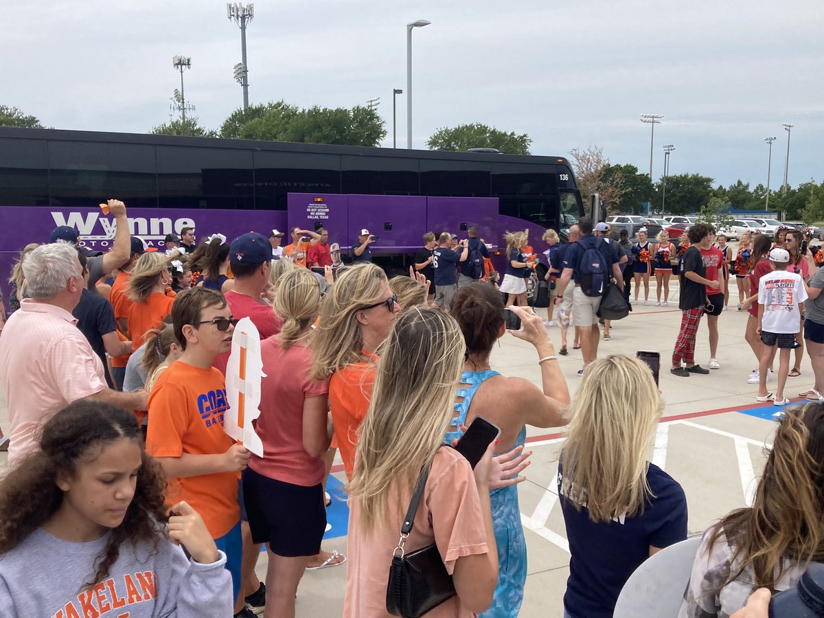 Friscoisdsports's tweet image. A spirited sendoff for the @WakelandHS baseball team as the Wolverines head to the #UILState tournament in Round Rock. Go @WakelandBaseba1! Go @friscoisd!