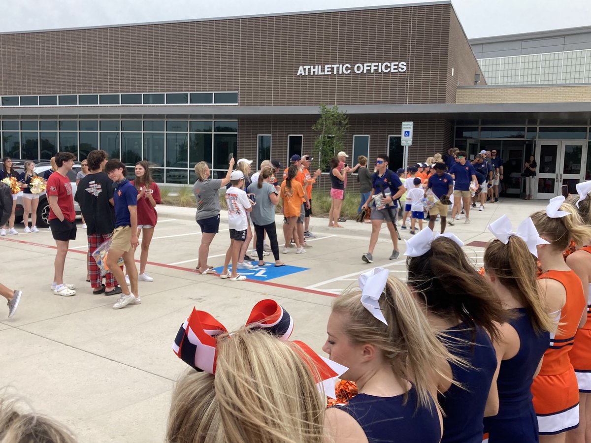 Friscoisdsports's tweet image. A spirited sendoff for the @WakelandHS baseball team as the Wolverines head to the #UILState tournament in Round Rock. Go @WakelandBaseba1! Go @friscoisd!