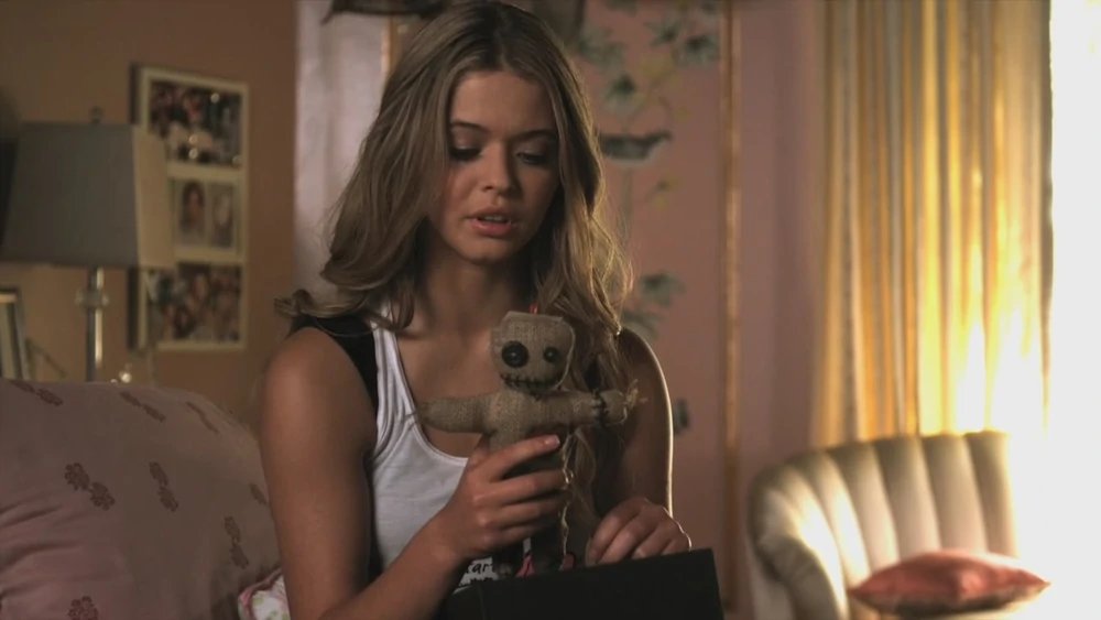ThePLLWiki's tweet photo. Happy Halloween, bitches. #12yearsofpll #thefirstsecret https://t.co/628j8hauzf