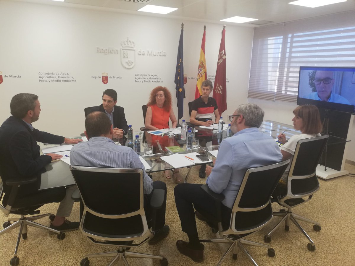 PE_RegionMurcia's tweet photo. 🤝El pasado lunes 6 nos reunimos con la Consejería de Agua, Agricultura, Ganadería, Pesca, Medio Ambiente y Emergencias de la #RegióndeMurcia para el @PE_RegionMurcia Gracias @RM_Agua por vuestras aportaciones.💧🌳 https://t.co/0DLhBpLVvo