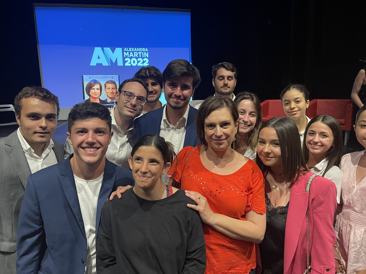 certaaaa's tweet photo. 🔵 Les jeunes autour de @MartinAlex06 ce soir! Un beau discours, plein de @Nouv_Energie pour notre circonscription en présence de @davidlisnard, @SebastienLeroy_ et @ca_ginesy. https://t.co/mXDZAMmFR9