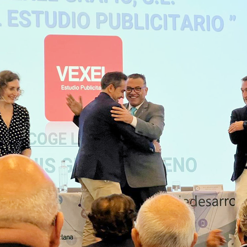 Vexel_es's tweet photo. 🔴𝙑𝙚𝙭𝙚𝙡 𝙀𝙨𝙩𝙪𝙙𝙞𝙤 𝙋𝙪𝙗𝙡𝙞𝙘𝙞𝙖𝙧𝙞𝙤 ha tenido el placer de recibir la 𝗶𝗻𝘀𝗶𝗴𝗻𝗶𝗮 𝗱𝗲 𝗽𝗹𝗮𝘁𝗮 por nuestros 1️⃣0️⃣ años en la Asociación de Empresas de Chiclana  🎖

𝑷𝒐𝒓 𝒎𝒖𝒄𝒉𝒐𝒔 𝒎𝒂́𝒔 𝒂𝒏̃𝒐𝒔 𝒋𝒖𝒏𝒕𝒐𝒔 👏👏 https://t.co/dC8NRQtFSQ