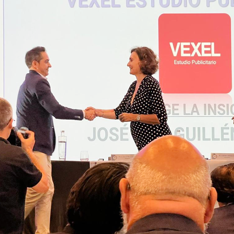 Vexel_es's tweet photo. 🔴𝙑𝙚𝙭𝙚𝙡 𝙀𝙨𝙩𝙪𝙙𝙞𝙤 𝙋𝙪𝙗𝙡𝙞𝙘𝙞𝙖𝙧𝙞𝙤 ha tenido el placer de recibir la 𝗶𝗻𝘀𝗶𝗴𝗻𝗶𝗮 𝗱𝗲 𝗽𝗹𝗮𝘁𝗮 por nuestros 1️⃣0️⃣ años en la Asociación de Empresas de Chiclana  🎖

𝑷𝒐𝒓 𝒎𝒖𝒄𝒉𝒐𝒔 𝒎𝒂́𝒔 𝒂𝒏̃𝒐𝒔 𝒋𝒖𝒏𝒕𝒐𝒔 👏👏 https://t.co/dC8NRQtFSQ