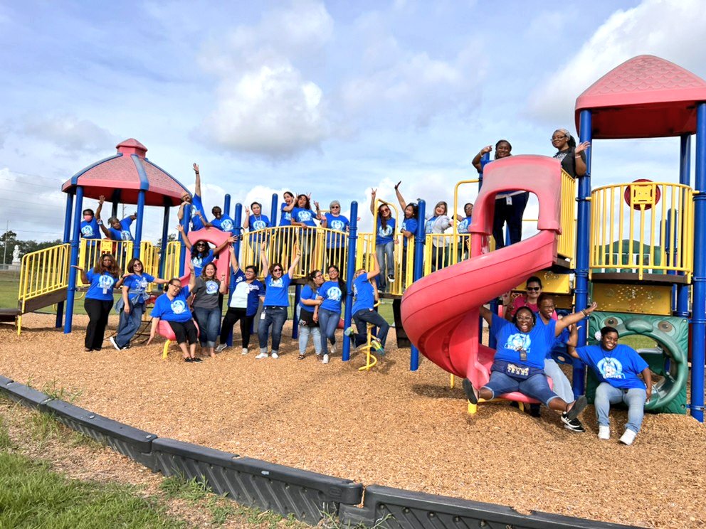 It's "Waaaay Back" Wednesday at Hearne! Today we recreated our staff summer school picture from 2018! Look at us now, 4 years later! This was fun! I love my Hearne Family! 💙🌞🤍💙🌞🤍💙🌞🤍
#WackyWednesday <a href="/hearnehusky/">Hearne Elementary</a> <a href="/AliefISD/">Alief ISD</a>