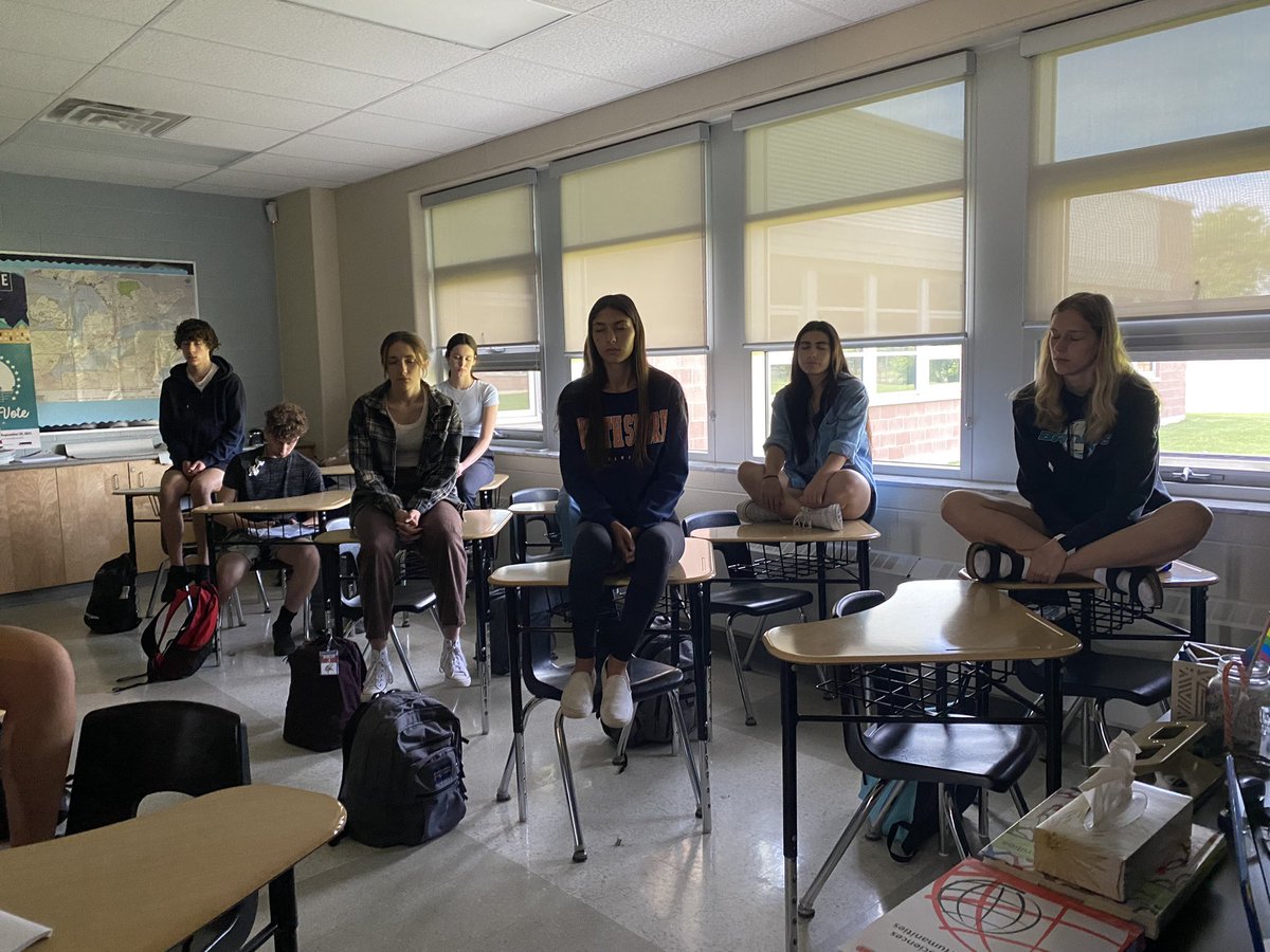 Excellent morning <a href="/EssexDistrict/">Essex District High School</a> with Gr. 11s. We thought about our thoughts today (metacognition). What are your thought patterns? Do you think of the past, present or future? How often are you focused on the present moment? #mindfulness <a href="/gecdsbpro/">GECDSB PR</a> <a href="/SMHO_SMSO/">School Mental Health Ontario</a> <a href="/Mindful_Schools/">Mindful Schools</a>