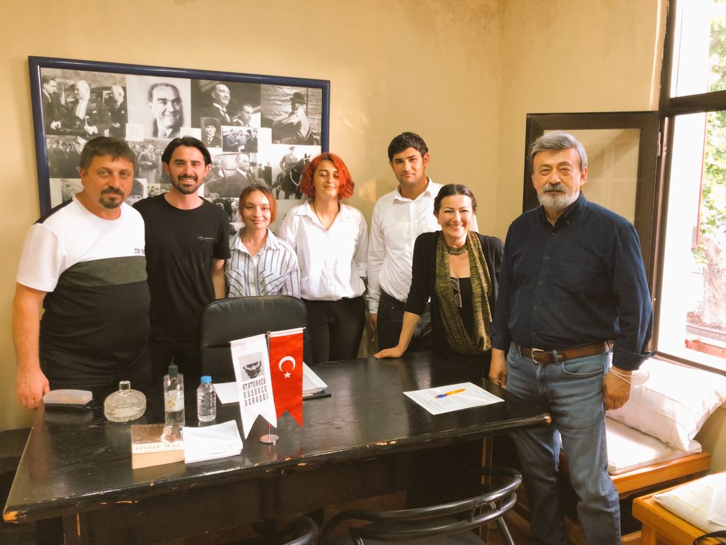 beykoz_iyigenc's tweet photo. Bugün Gençlik Kolları olarak Beykoz Atatürkçü Düşünce Derneğini ziyaret ettik. Ulu Önder Mustafa Kemal Atatürk'ün hakkında güzel söyleşiler dinledik, tarihten bilgiler edindik. Atamızın vatanımıza bıraktığı değerlere gençlik olarak sahip çıkmaya devam edeceğiz 🇹🇷 https://t.co/CEGUl7sMOH
