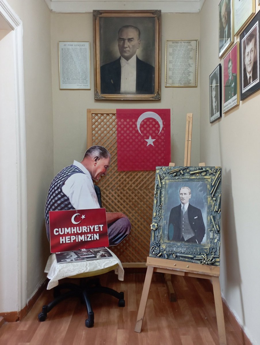 beykoz_iyigenc's tweet photo. Bugün Gençlik Kolları olarak Beykoz Atatürkçü Düşünce Derneğini ziyaret ettik. Ulu Önder Mustafa Kemal Atatürk'ün hakkında güzel söyleşiler dinledik, tarihten bilgiler edindik. Atamızın vatanımıza bıraktığı değerlere gençlik olarak sahip çıkmaya devam edeceğiz 🇹🇷 https://t.co/CEGUl7sMOH