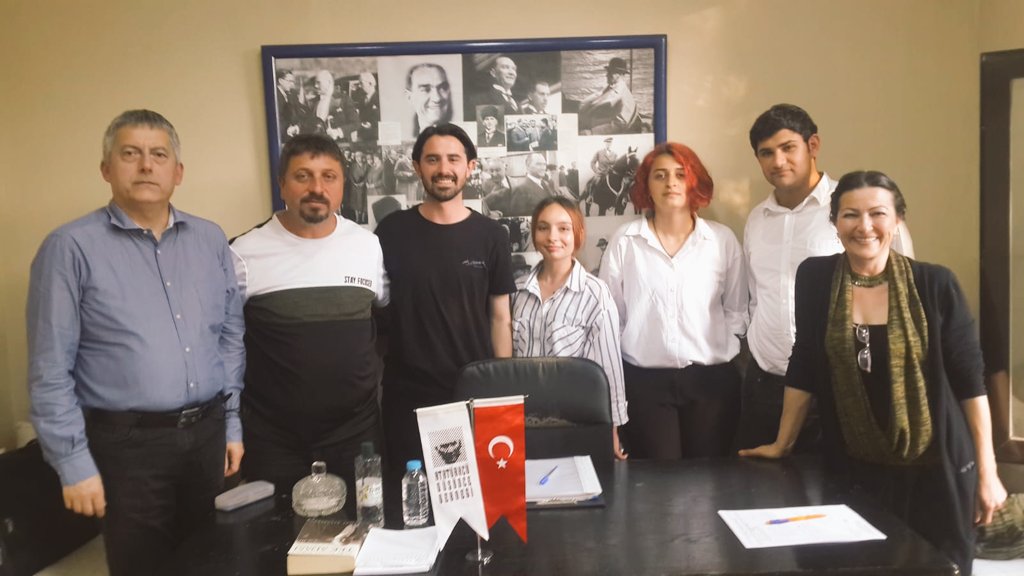 beykoz_iyigenc's tweet photo. Bugün Gençlik Kolları olarak Beykoz Atatürkçü Düşünce Derneğini ziyaret ettik. Ulu Önder Mustafa Kemal Atatürk'ün hakkında güzel söyleşiler dinledik, tarihten bilgiler edindik. Atamızın vatanımıza bıraktığı değerlere gençlik olarak sahip çıkmaya devam edeceğiz 🇹🇷 https://t.co/CEGUl7sMOH