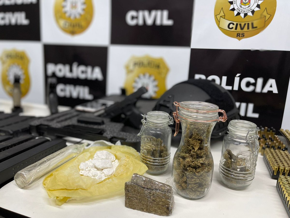 policiacivilrs's tweet photo. Operação teve origem a partir denúncias e informações, recolhidas em consequência do grande número de prisões em flagrante ocorridas em Canoas. Ação tem como objetivo o combate e repressão ao crime de tráfico, armazenamento e distribuição de drogas e armas. #3DP_Canoas https://t.co/nqNOVHn6tZ