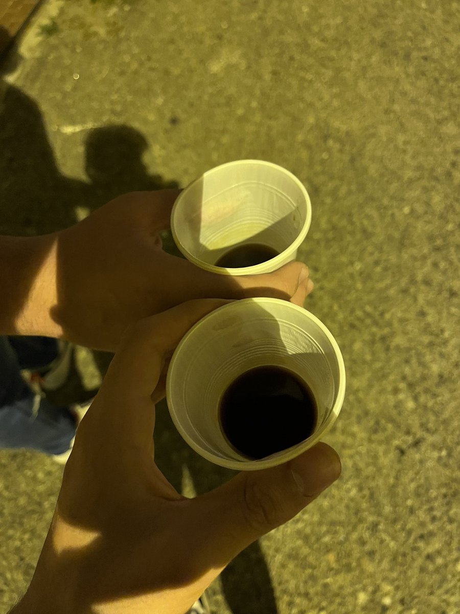 r_reds_'s tweet photo. quando @Rosario59504566 fa mezz’ora di ritardo ma cerca di farsi perdonare con un bicchiere d’amaro… https://t.co/fwQiHKP5tA