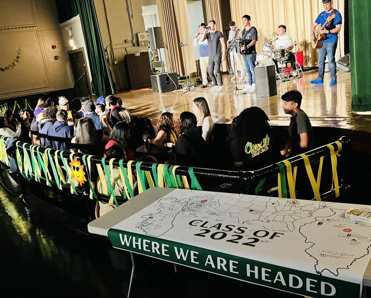 AndrewChipman9's tweet photo. @ThomasKelly_HS Class of 2022 grads signed the map of where they’re headed and the celebrating and dancing continue! https://t.co/TrNAl0tuVH