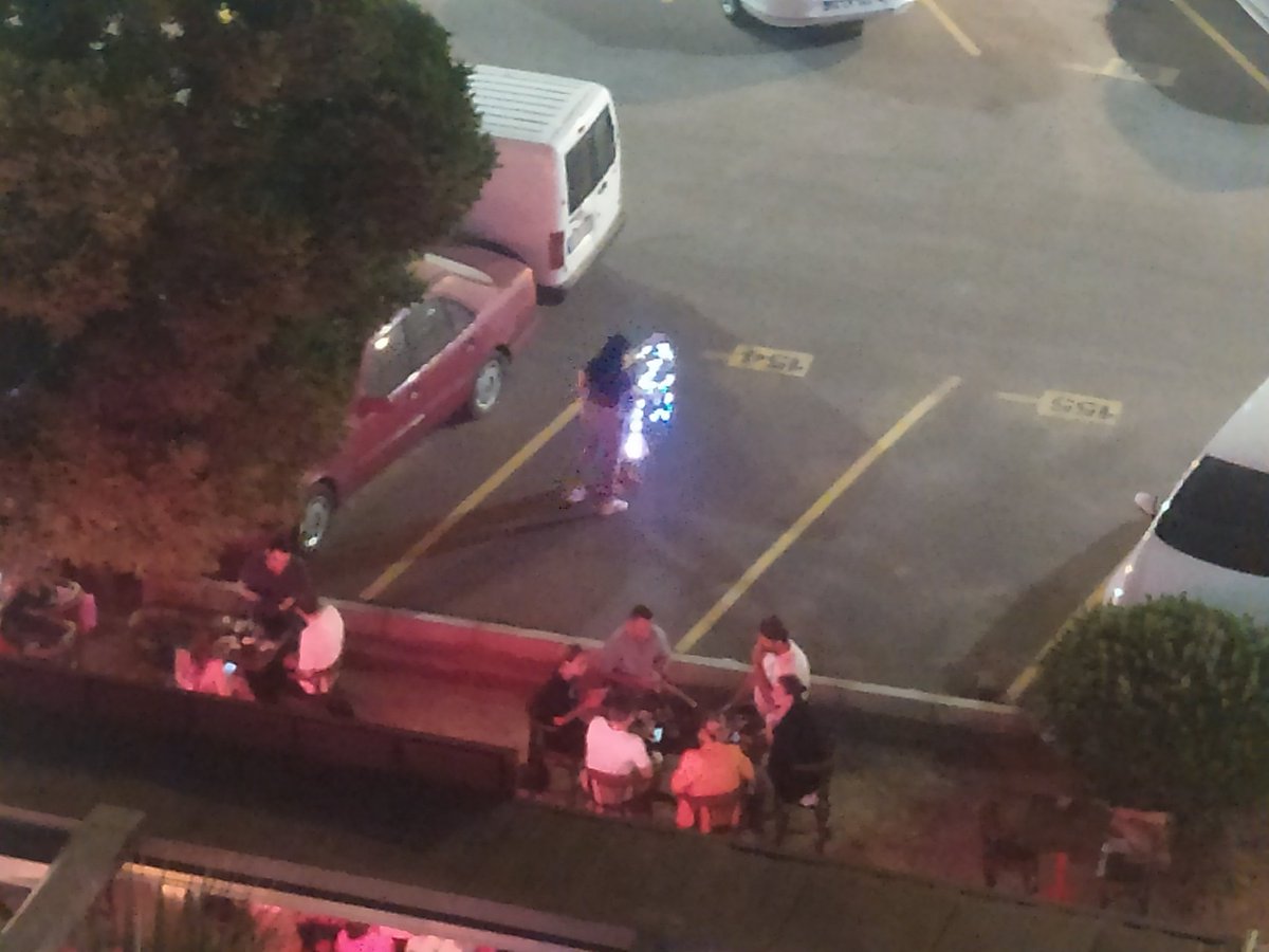 Bütün yeşil alanlara mekanlar masa atıp kullaniyorlar ve biz yürüyerek bile gecemiyoruz.Defalarca şikayete rağmen bir şey yapmanızın sebebi nedir?<a href="/izmirbld/">İzmir Büyükşehir Belediyesi</a>