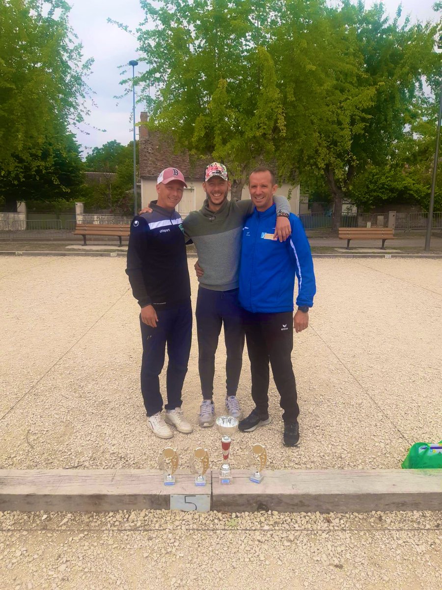 SapeursA's tweet photo. 👏 et merci à Xavier pour avoir représenté les couleurs du Vaucluse au Challenge Interrégional de Pétanque Triplette Pompiers à @martizay @pompiers36. 
Équipe composée de 3 anciens du @sdis91, actuellement @sdis84, @Pompiers_13 et @sdis91 … une belle 5ème place sur 70 équipes 😎 https://t.co/unW9EWk1Jq