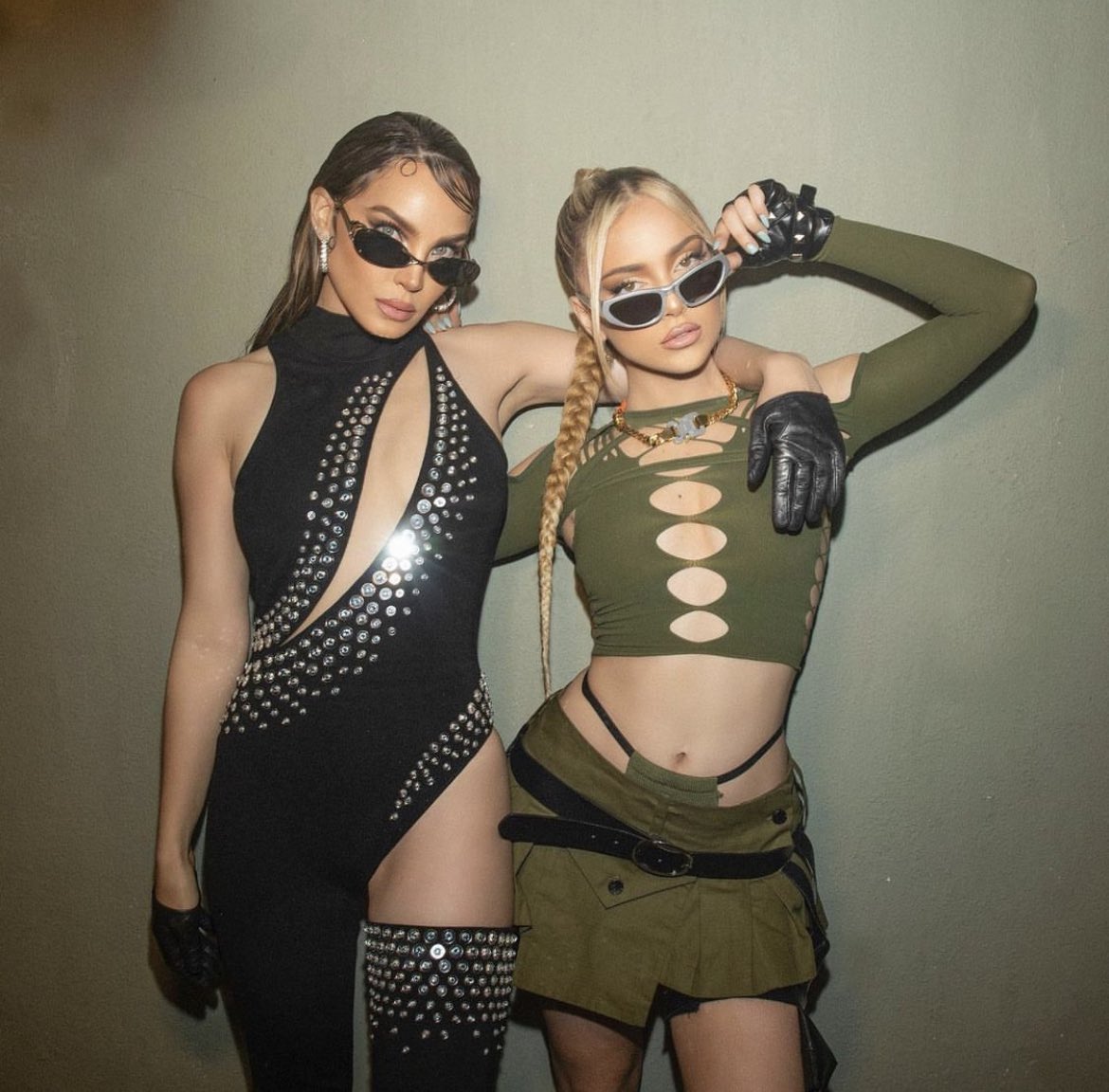 esmdz's tweet photo. ¡Se viene el hit del verano! 🕶🔥 “LAS12” @AnaMenaMusic &amp; @belindapop 🏝

LAS12 ANA MENA X BELI https://t.co/QZsBpe1KLf