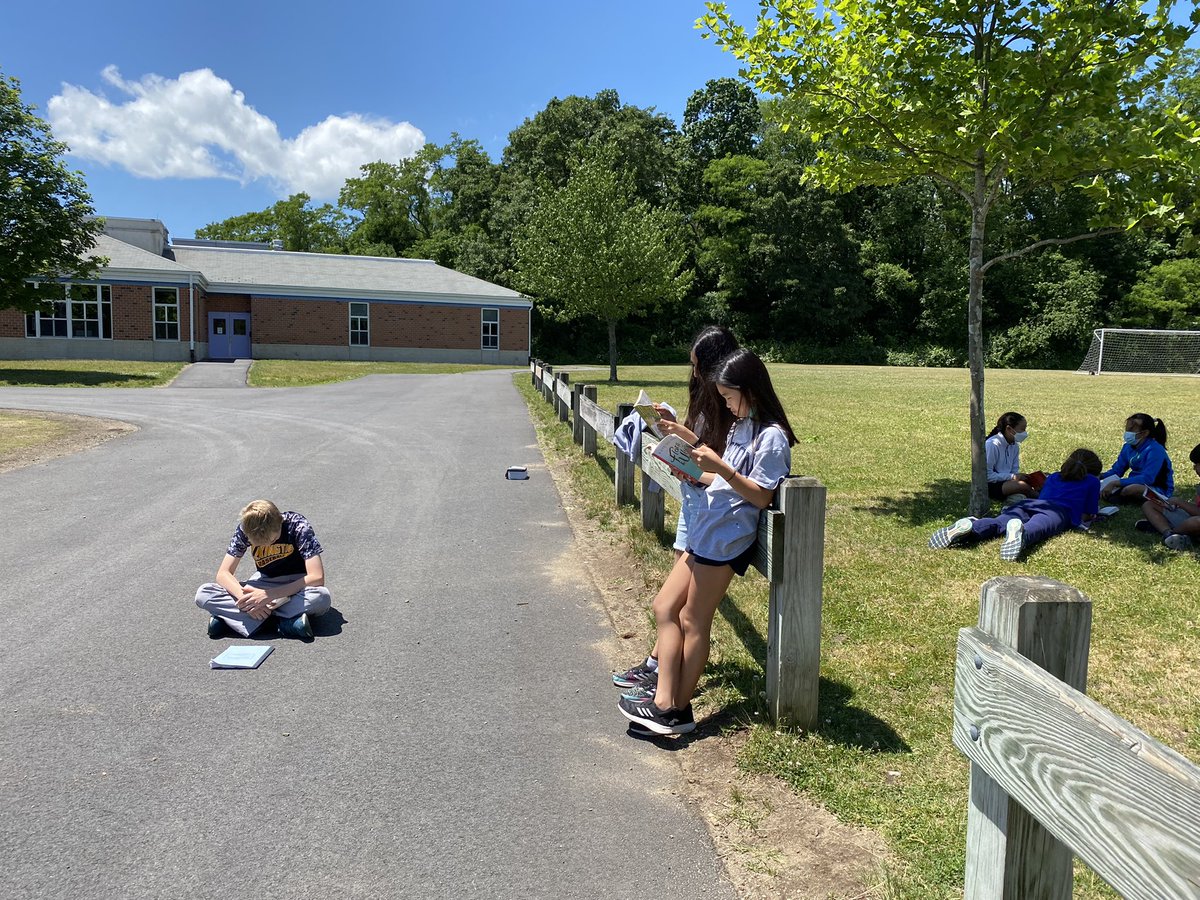 MrsClassGrade5's tweet image. O is for “School Outside,” so we read author study books under the shade of trees! 📚🌳 #lpsHAWKS @mzjharrington @Hawk_Principal @RoryDOConnor