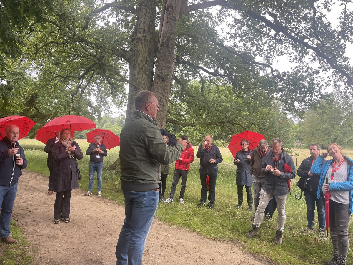 Wandeling over <a href="/kasteeltwickel/">Kasteel Twickel</a> met raadsleden uit heel Twente met als onderwerp recreatie en toerisme. Met als sprekers oa <a href="/beekbloem/">Raymond Strikker</a>, @arnoudodding, <a href="/BennoBrand/">Benno Brand</a> en gastheer Egbert-Jaap Mooiweer.