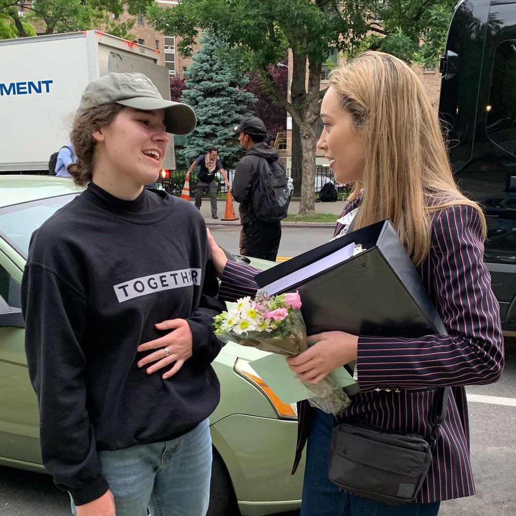 lexalsbn's tweet photo. her😭hand😭on😭her😭arm😭 https://t.co/Oa6TmocxJs