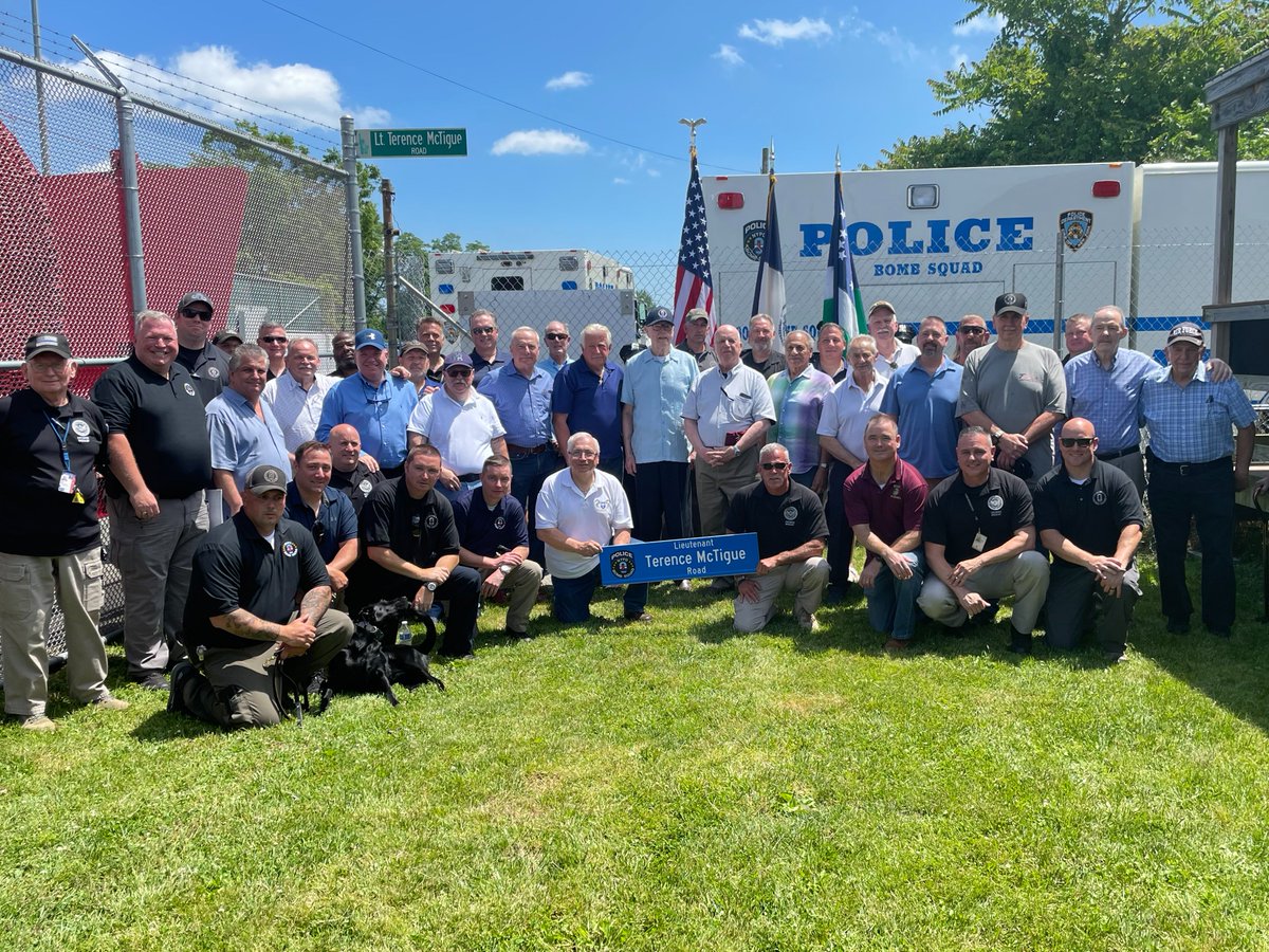 NYPDCT's tweet photo. In 1976, Sgt. Terence McTigue was seriously injured and lost the use of his left eye while rendering an explosive device safe. Instead of retiring, he returned to the job he loved and was promoted to Lieutenant.

Today we honored the sacrifice of a living legend. https://t.co/CfBfcTjKkH