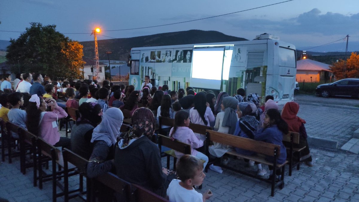 AgaceliI's tweet photo. Açık hava sinema etkinliğimizi öğrenci ve velilerimizin yoğun katılımı ile gerçekleştirdik. @bingolmem https://t.co/wbO90wvl4e