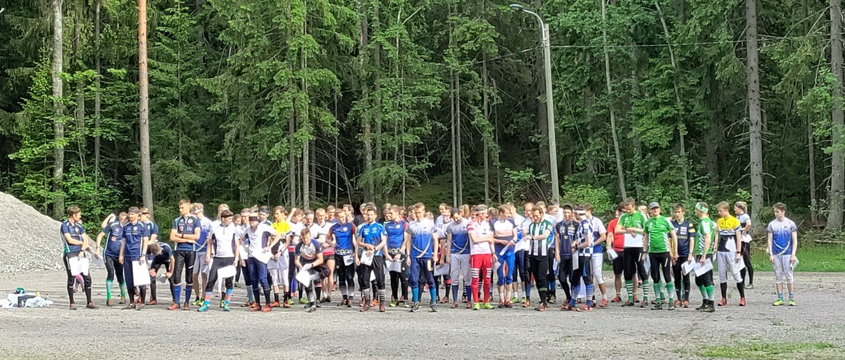 Helsingin Suunnistajat jatkaa huippu-urheilun #Tähtiseura´na seuraavat kolme vuotta. Tähtimerkki luovutettiin tänään pääkaupunkiseudun seurojen yhteisen Suunta Huipulle -harjoituksen yhteydessä Söderkullassa. <a href="/hsorienteering/">HS</a> #suunnistus