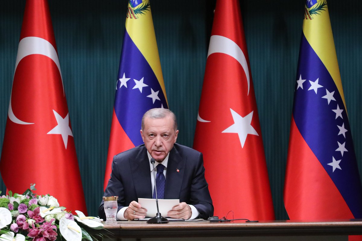 #EnFotos || Tres acuerdos importantes en materia de turismo, agrícola y financiera monetaria firmaron los mandatarios de Venezuela y Türkiye como parte del mapa de cooperación acordado entre ambas naciones.

#8Jun 
#VenezuelaYTurquíaJuntas