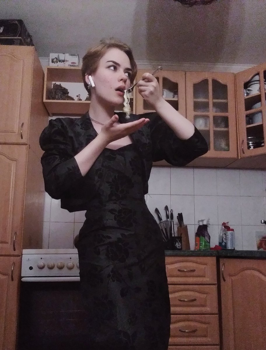 SpiderGay7's tweet photo. Отец: скинь фотку платья, в котором хочешь пойти на выпускной
Я, евшая: https://t.co/VpIgzIl5mE