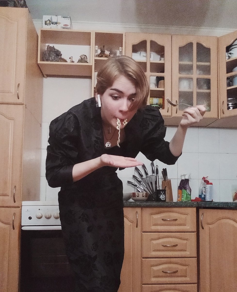 SpiderGay7's tweet photo. Отец: скинь фотку платья, в котором хочешь пойти на выпускной
Я, евшая: https://t.co/VpIgzIl5mE