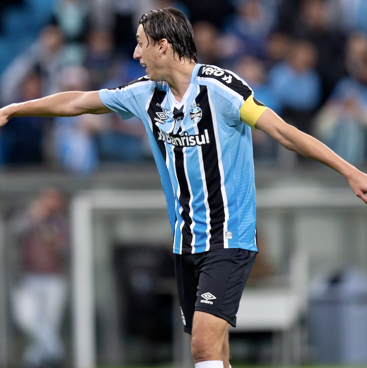 Com a torcida jogando junto, fica mais fácil - Geromel valoriza vitória que consolida o Grêmio no G4