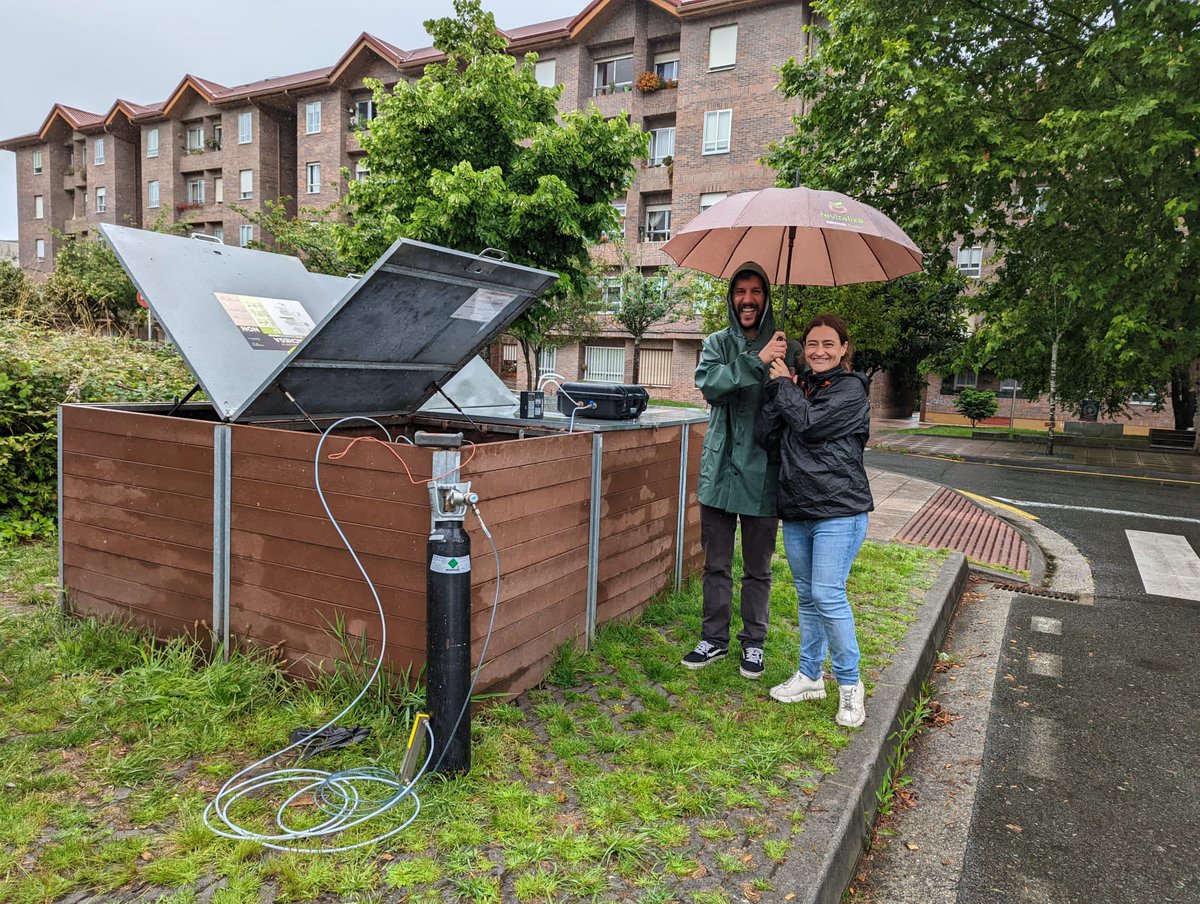 DGonzalezAle's tweet photo. Día de #composteiros en Pontevedra ♻️
Muestreo de emisiones gaseosas en dos sistemas de compostaje comunitario del Plan #Revitaliza @depo_es junto a @27rask @GICOM11 https://t.co/djv5u69GU2